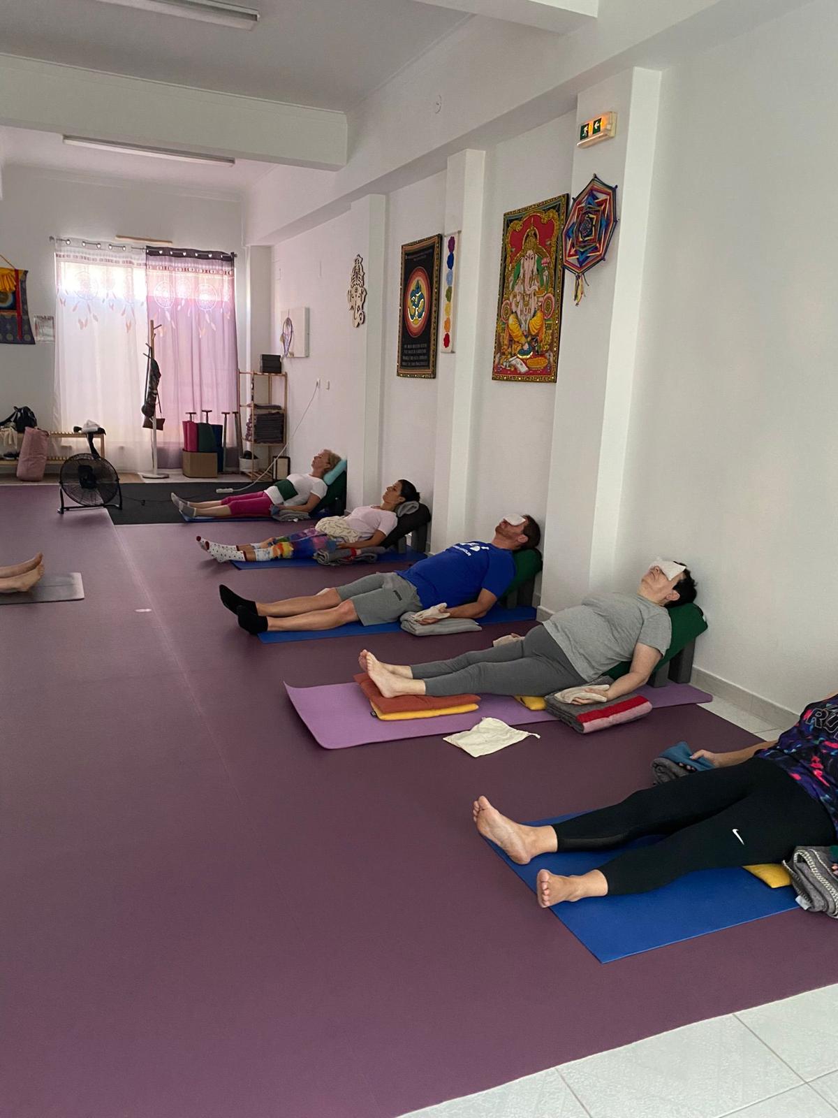Yoga Restaurativo: Uma Jornada Silenciosa de Cuidado e Presença